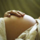 Hand auf schwangerem Bauch