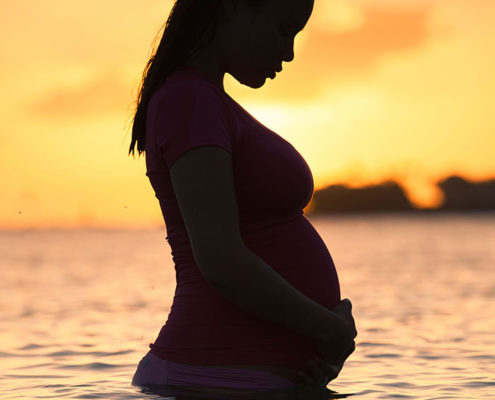 Silhouette Schwangere im See, Schwangerscahftsbegleitung