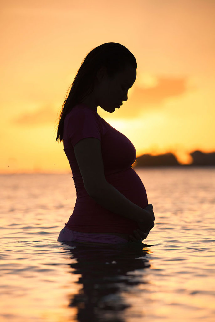 Silhouette Schwangere im See, Schwangerscahftsbegleitung