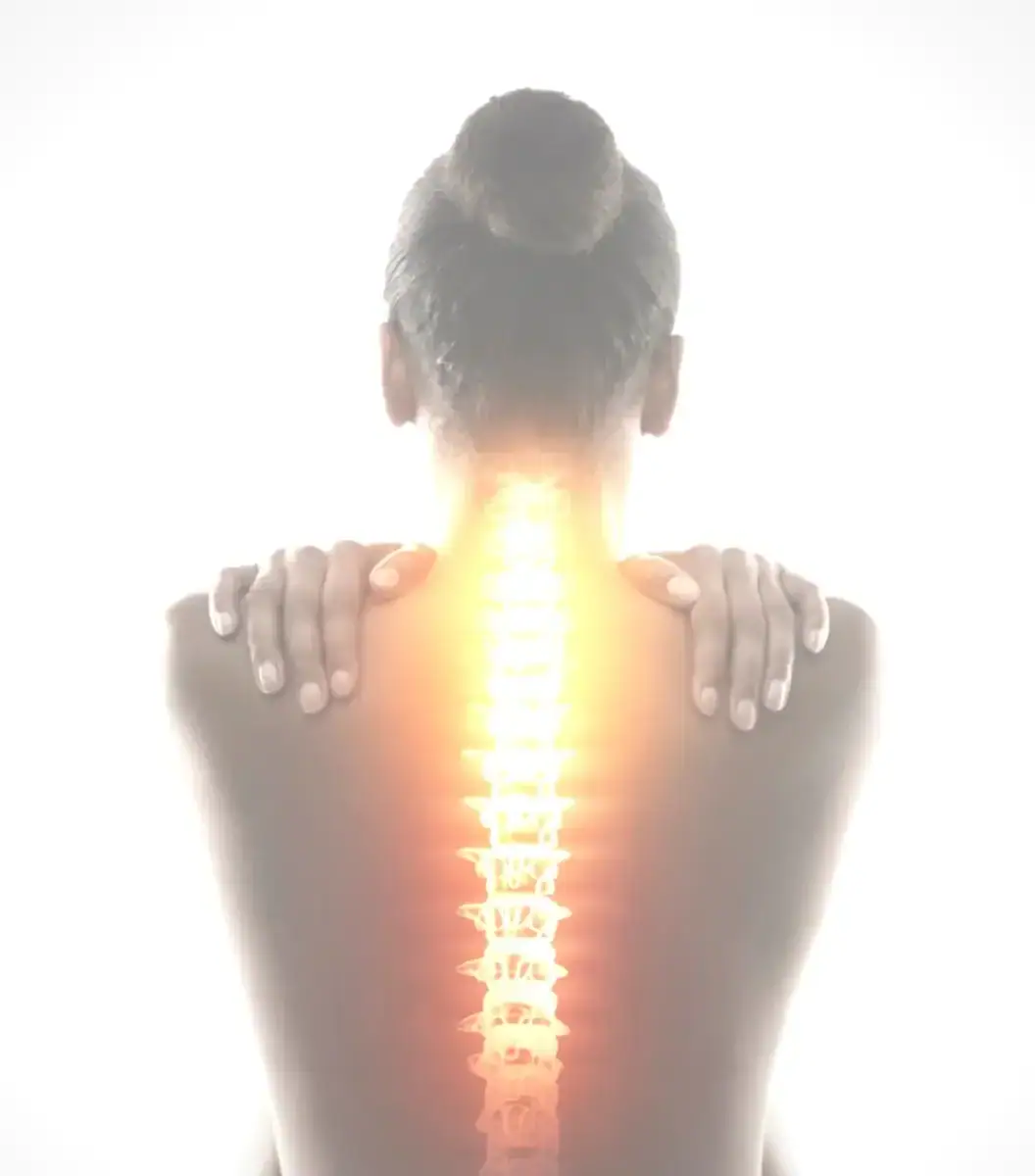 Frau, die sich die Schultern hält, mit leuchtender Wirbelsäulenillustration, die die Auswirkungen des Geburtenstraumas hervorhebt.