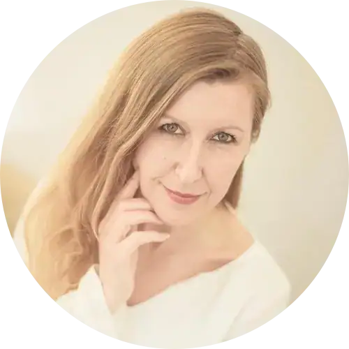 Frau mit langen blonden Haaren, weiß gekleidet, lächelt sanft-perfekte frauenbegleitung Eleganz.