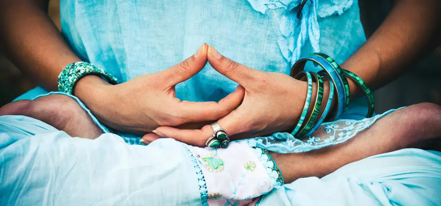 weibliche spiritualität, frau im schneidersitz