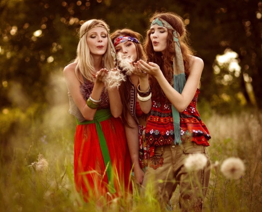 frauen auf einer wiese