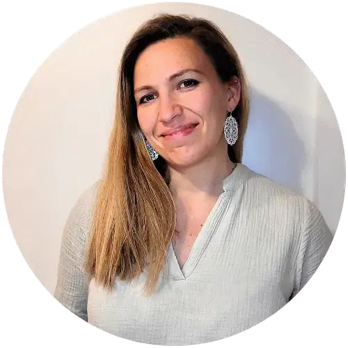 Lächelnde Frau mit langen blonden Haaren in einer hellen Bluse, perfekt für frauenbegleitende Dienste.